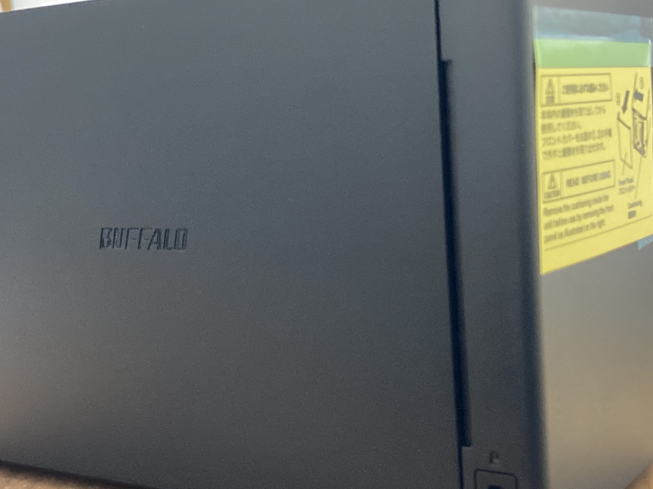 自宅で実際に使用しているBuffalo NAS「LinkStation」側面のBUFFALOロゴ部分