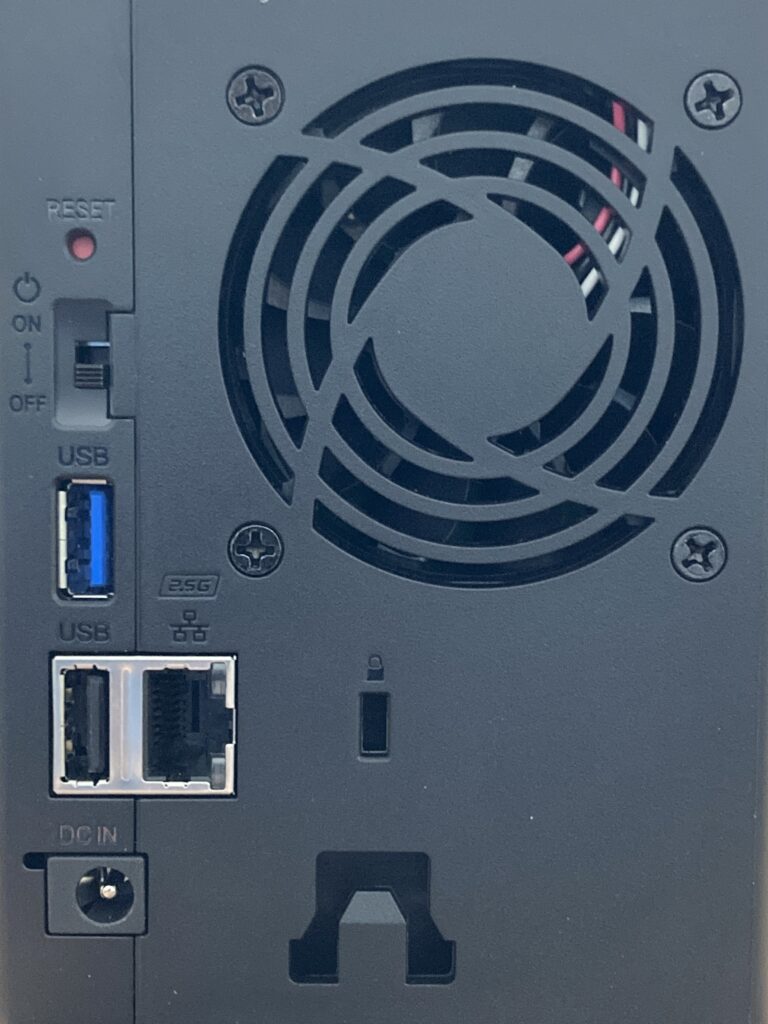 自宅で実際に使用しているBuffalo製NAS「LinkStation」の背面ポート